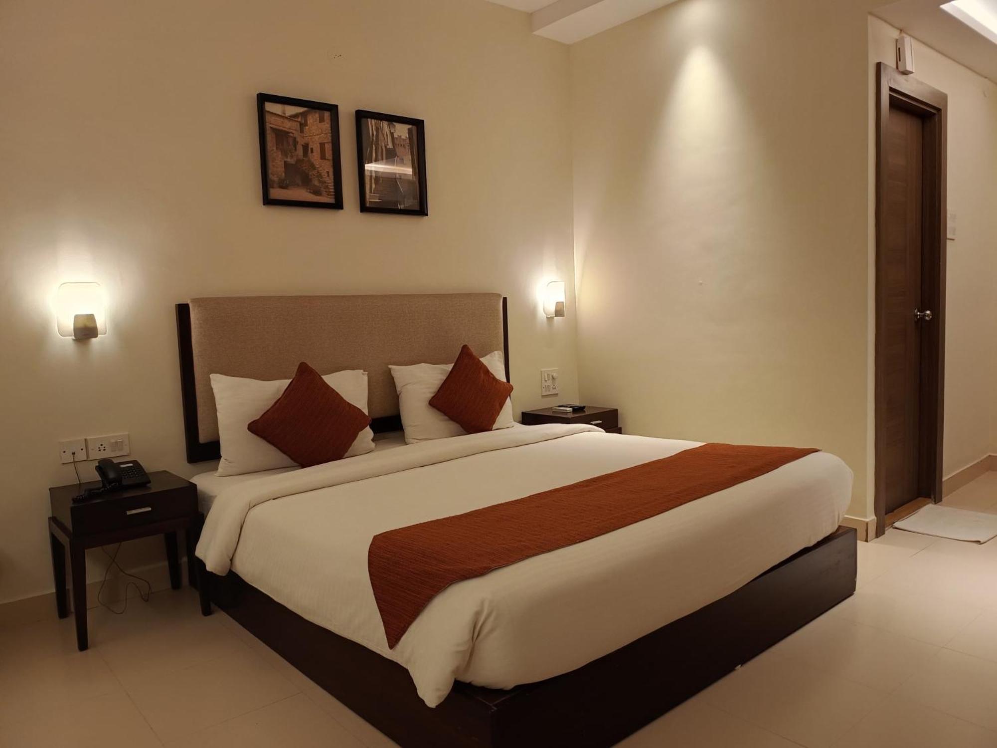 Golden Landmark Green Valley Beach Resort Dona Paula Exterior photo